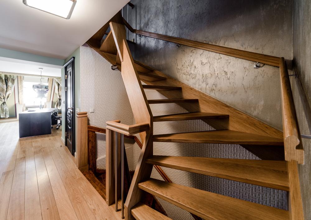 escalier-balustrades-bois-massif